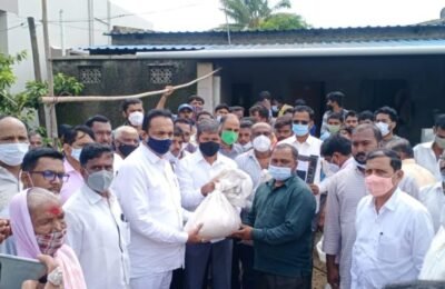 पालकमंत्री जयंत पाटील यांच्याकडून मिरज तालुक्यातील सावळवाडी, माळवाडी गावातील पूरस्थितीची पाहणी