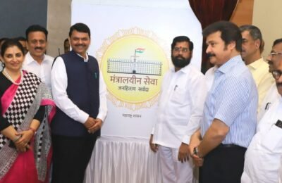 शासकीय पत्रांवर मुद्रित होणाऱ्या बोधचिन्ह, घोषवाक्याचे मुख्यमंत्री एकनाथ शिंदे यांच्या हस्ते व उपमुख्यमंत्री देवेंद्र फडणवीस यांच्या उपस्थितीत अनावरण