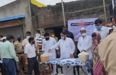 सांगली जिल्ह्यात आतापर्यंत ४५९ पूरबाधित कुटुंबाना अन्नधान्य वाटप अंकलखोप, अमणापूर व बुर्ली येथे उर्जामंत्री नितीन राऊत, अन्न व नागरी पुरवठा राज्यमंत्री विश्वजीत कदम यांच्या हस्ते धान्यवाटप
