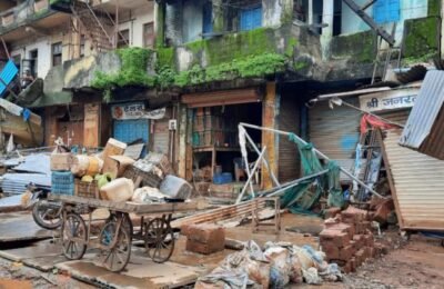 चिपळूण शहराच्या स्वच्छतेसाठी २ कोटी रुपयांच्या निधीची नगरविकासमंत्री एकनाथ शिंदे यांची घोषणा पूरग्रस्त चिपळूण शहर आणि बाजारपेठेची नगरविकास मंत्र्यांकडून पाहणी