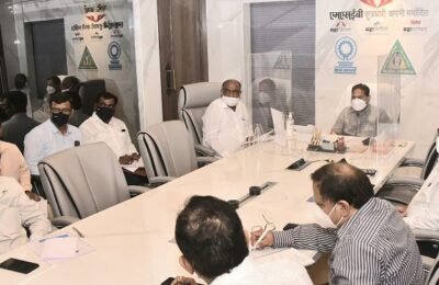 वेळेत कामे न करणाऱ्या कंत्राटदारांना काळ्या यादीत टाका – ऊर्जामंत्री डॉ. नितीन राऊत यांचे निर्देश