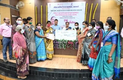 कोविड काळात कुटुंबातील कर्ता गमावलेल्या महिलांना पालकमंत्र्यांच्या हस्ते धनादेश वितरण ‘माविम’,’गिव्ह इंडिया’,’सह्याद्री फाउंडेशन’ व ‘लाईफ फर्स्ट’ यांच्या वतीने ‘एक हात मदतीचा’