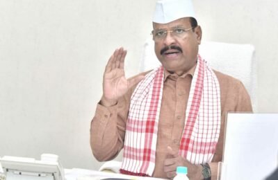 खरीप हंगामात पेरणीसाठी शेतकऱ्यांना उपयुक्त मार्गदर्शन करा – कृषिमंत्री अब्दुल सत्तार खते, बियाणे आणि कीटकनाशक विक्रीत काळाबाजार करणाऱ्यांवर कडक कारवाईचे निर्देश