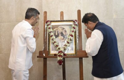 छत्रपती शिवाजी महाराज यांना मंत्रालयात अभिवादन
