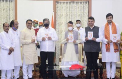 राज्यपालांच्या हस्ते ‘सावध करी तुका’ पुस्तकाचे प्रकाशन