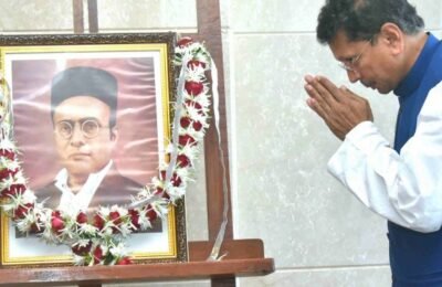 स्वातंत्र्यवीर सावरकर यांना जयंतीनिमित्त मंत्रालयात अभिवादन