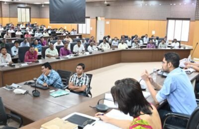 मतदान केंद्रावर मतदान घेण्यासंबंधी दिलेले आदेश व सूचनांचे काटेकोरपणे पालन करावे सोलापूर जिल्हाधिकारी तथा जिल्हा निवडणूक अधिकारी कुमार आशीर्वाद यांचे निर्देश