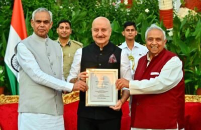 राज्यपालांच्या हस्ते अनुपम खेर यांना डीएव्ही रत्न पुरस्कार प्रदान
