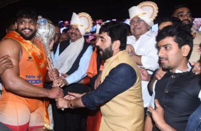 कुस्तीत राज्याचा गौरव वाढविणाऱ्या पैलवानांच्या मानधनात भरीव वाढ- उपमुख्यमंत्री देवेंद्र फडणवीस. महाराष्ट्र केसरी स्पर्धेचे उपमुख्यमंत्री देवेंद्र फडणवीस यांच्या हस्ते पारितोषिक वितरण