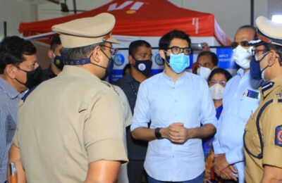 माहीम पोलीस वसाहतीमधील लसीकरण शिबिरास मंत्री आदित्य ठाकरे यांची भेट