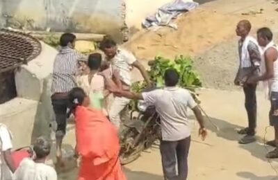 खोलमारा ग्रामपंचायतीत महिला सदस्यावर हल्ला — सरपंच पतीच्या गुंडगिरीने गाव हादरलं!
