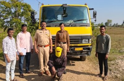 सिहोरा पोलिसांची कारवाई — 18.12 लाखांचा बेकायदेशीर रेतीवाहतूक प्रकरण उघड; विनानंबर मीनी-टिप्पर जप्त