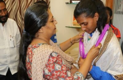 एकलव्य अकादमीच्या गुणवंत खेळाडूंचा पालकमंत्री ॲड. यशोमती ठाकूर यांच्या हस्ते गौरव जागतिक धनुर्विद्या स्पर्धेत यश मिळवलेल्या मंजिरी अलोणेचा गौरव