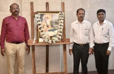 महर्षी वाल्मिकी यांच्या जयंतीनिमित्त मंत्रालयात अभिवादन