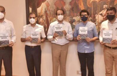 मुख्यमंत्री उद्धव ठाकरे यांच्या हस्ते ‘दी धारावी मॉडेल’ पुस्तकाचे प्रकाशन कोविड व्यवस्थापनातील अनुभवांचे संकलन