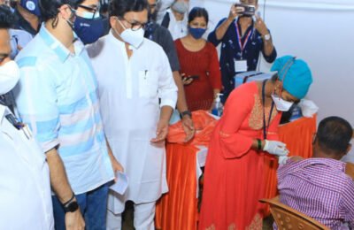 आरे वसाहतीचा शाश्वत विकास करणार – पालकमंत्री आदित्य ठाकरे आरे वसाहतीमधील आदिवासी पाड्यांत लसीकरणास प्रारंभ