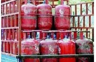 *गॅस सिलेंडर अवैधरीत्या तिन चाकी व चार चाकी वाहनांत पलटवण्यात असामाजिक तत्व सक्रिय* पेट्रोल,डीझेलचे दर वाढल्याने गँस सिलेंडर तीन चाकी वाहनात वापर जोमात.