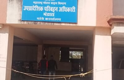 *उपप्रादेशिक परिवहन विभागात दलालामार्फत लांईसेस भेटतात*