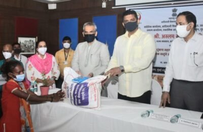 मुंबई शहर जिल्ह्यातील अनुसूचित जमातीच्या कुटुंबांना खावटी किटचे पालकमंत्री अस्लम शेख यांच्या हस्ते वाटप अनुसूचित जमातीच्या बांधवांच्या समस्या सोडविण्याचे पालकमंत्र्यांचे निर्देश