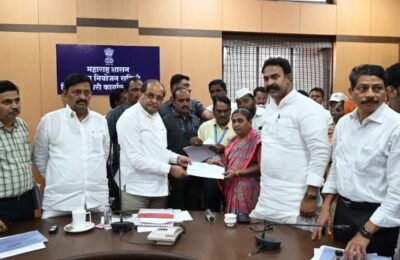 गोपीनाथ मुंडे शेतकरी अपघात विमा योजनेच्या धनादेशाचे पालकमंत्र्यांच्या हस्ते वितरण