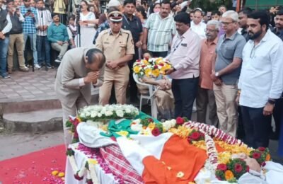 डॉ. बाबा आढाव यांचे संपूर्ण आयुष्य कष्टकरी, श्रमिक, गरीब, वंचित वर्गाकरिता समर्पित – उपमुख्यमंत्री अजित पवार ज्येष्ठ समाजसेवक डॉ. बाबा आढाव यांच्यावर शासकीय इतमामात अंत्यसंस्कार; उपमुख्यमंत्र्यांकडून पार्थिवाचे अंत्यदर्शन