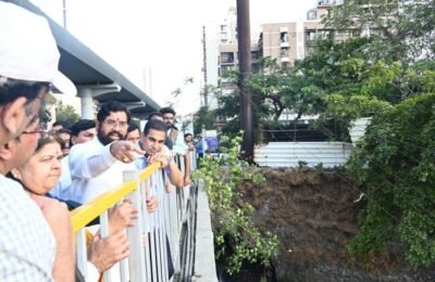 नालेसफाईबाबत मुंबईकरांना तक्रार नोंदविण्यासाठी ऑनलाईन प्रणाली विकसित करावी- मुख्यमंत्री एकनाथ शिंदे मुख्यमंत्र्यांकडून सलग दुसऱ्या दिवशी मुंबईतील नालेसफाईची पाहणी; नाल्यात उतरून मुख्यमंत्र्यांनी सफाई कर्मचाऱ्याशी साधला संवाद
