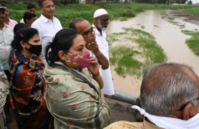पालकमंत्र्यांकडून अतिवृष्टीग्रस्त भागाची पाहणी; हानीग्रस्त कुटुंबांचे सांत्वन