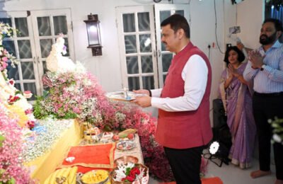 जिल्हाधिकारी यांच्या निवासस्थानी मुख्यमंत्र्यांकडून ‘श्रीं’चे दर्शन