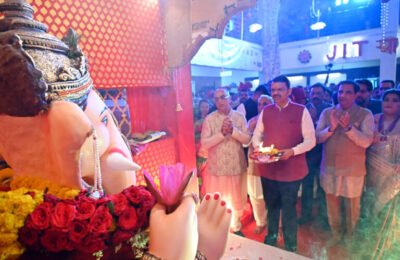 झुलेलाल इन्स्टिट्यूट ऑफ टेक्नालॉजी संस्थेस मुख्यमंत्री देवेंद्र फडणवीस यांची भेट श्री गणेश उत्सवानिमित्त आरती