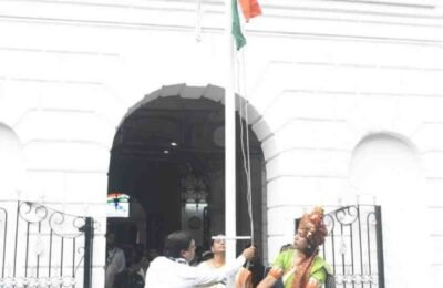 मुंबई शहर जिल्हाधिकारी कार्यालयात जिल्हाधिकारी आंचल गोयल यांच्या हस्ते ध्वजारोहण