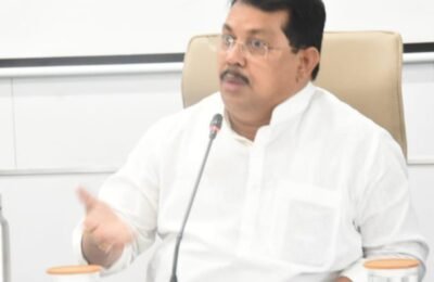 शेतपिकांच्या नुकसानीकरिता ३६५ कोटी ६७ लाख रूपये मंजूर; बाधितांपर्यंत तात्काळ मदत पोहोचवा – मंत्री विजय वडेट्टीवार अतिवृष्टीमुळे बाधित शेतकऱ्यांना शासनाचा दिलासा