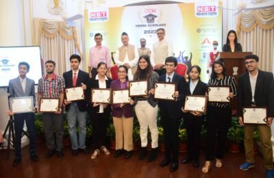 राज्यपालांच्या हस्ते मेधावी विद्यार्थी व प्राचार्यांना एनबीटी यंग स्कॉलर्स सन्मान प्रदान