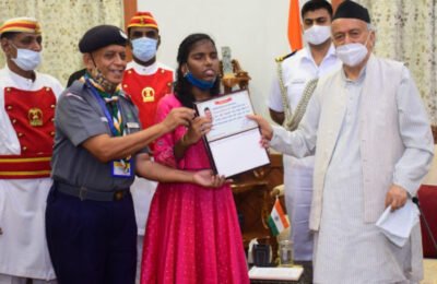 कोरोनाविषयक ब्रेल पुस्तकाचे राज्यपालांच्या हस्ते प्रकाशन