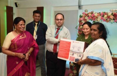प्रशासकीय अधिकारी आणि पत्नींच्या संस्थेमार्फत शिलाई मशीन्सचे वितरण