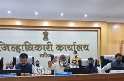 *राज्याचे अन्न, नागरी पुरवठा व ग्राहक संरक्षण मंत्री तथा नाशिक जिल्ह्याचे पालकमंत्री छगन भुजबळ यांच्या उपस्थितीत आज अखिल भारतीय मराठी साहित्य फळसंमेलनाच्या निधी उभारणीबाबत आढावा बैठक जिल्हाधिकारी कार्यालय नियोजन भवन नाशिक येथे पार पडली.*