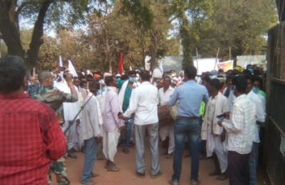 तहसील कार्यालयावर कोलामांचा “ढोल सत्याग्रह”