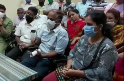 5 दिवस पालिकेने कचरा उचलला नाही म्हणून नागरिक झाले आक्रमक…..  कचरा उचला नाहीतर पालिकेत येऊन टाकणार रहिवाश्याचा पालिका अधिकाऱ्यांना इशारा….  डोंबिवलीच्या पालिकेत जाऊन रहिवाश्यांनी अधिकाऱ्यांना घेतले धारेवर…