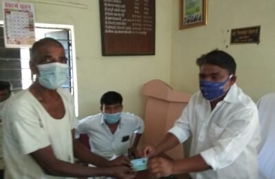 *कोविड-19 चे आदेश नियम पाळून गावातील जेष्ठ नागरिक यांना कोरोना विषयी दिली माहिती*