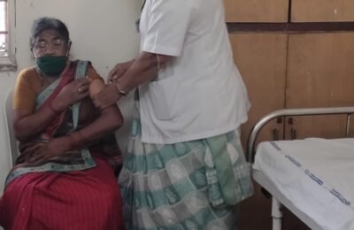 *कन्हान, साटक ला २१० जेष्ठ नागरिकांना कोरोना व्यक्सीन लावल्या.*     प्राथमिक आरोग्य केंद्र कन्हान १४० व साटक ७० अश्या २१० नागरिकांना व्यक्सीन लावल्या.