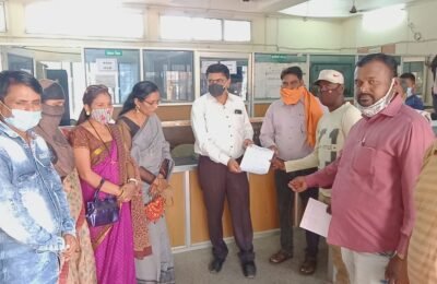 *गुजरी व शुक्रवारी बाजार दुकानदाराकडुन बाजार कर वसुली त्वरीत बंद करा*  कन्हान शहर विकास मंच चे मुख्याधिकारी बन्नोरे ना निवेदन.