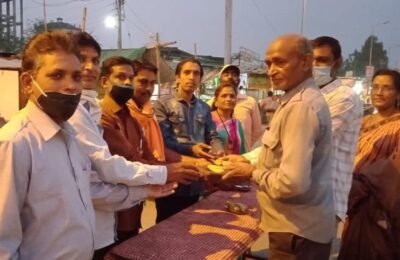 *महाशिवरात्री निमित्य कन्हान शहर विकास मंच द्वारे फल वितरण*