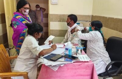 *भंडारा जिल्ह्यातील तुमसर तालुक्यातील नाकाडोंगरी आरोग्य वर्धिनी मध्ये कोरोना लस देने सुरू*