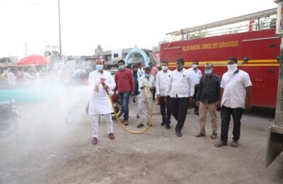 कोरोना व्हायरस;  प्रादुर्भाव रोखण्यासाठी नगर परिषदेकडून  उपाययोजना सुरू    निर्जंतुकीकरणासाठी शहरात सोडीयम हायपोक्लोराईड ची फवारणी  युवानेते अब्दुल समीर यांच्याहस्ते शुभारंभ