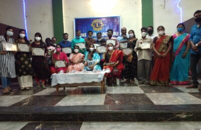 लायन्स क्लब गडचिरोलीच्या वतीने कोरोना योद्ध्यांचा सत्कार