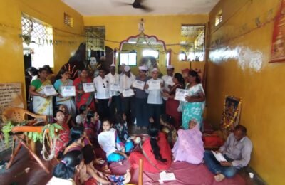 *पोलीस योध्दा न्युज नेटवर्क* चे डॉयरेक्टर तथा मुख्य संपादक माननीय राजकुमार जी खोब्रागडे यांच्या हस्ते श्री.संत नगाजी महाराज (माऊली)भजन मंडळाच्या पदाधिकाऱ्यांना कोरोना योध्दा प्रमाणपत्र देऊन सन्मान*