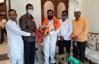 औरंगाबाद जिल्हा मध्यवर्ती सहकारी बँकेचे नवनिर्वाचित अध्यक्ष नितीन पाटील आणि उपाध्यक्ष अर्जुनराव गाढे पाटील यांचा राज्याचे नगरविकास मंत्री एकनाथ शिंदे यांनी त्यांच्या मुंबईतील निवासस्थानी सत्कार केला. यावेळी महसूल व ग्रामविकास राज्यमंत्री अब्दुल सत्तार साहेब, बँकेचे नवनिर्वाचित संचालक जावेद पटेल आदी उपस्थित होते.