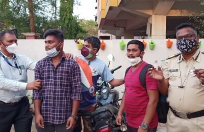 रेमडिसिवीर इंजेक्शन के अभाव में लोग दम तोड़ रहे हैं और गंदी राजनीति अपने चरम पर है और कुछ ड्रग्स माफियाओं द्वारा कालाबाजारी चालू है