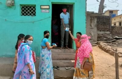 टेकाडी येथे नागरिकांना मास्क वाटप करून जनजागृती  ग्राम पंचायत टेकाडी (कोख) य सरपंच व सदस्य यांचा उपक्रम.