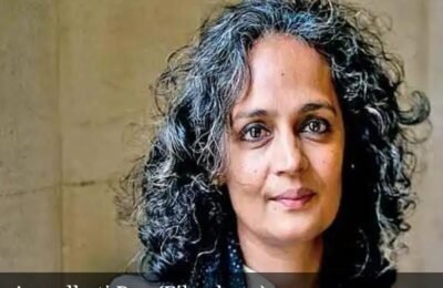 मोदी यांनी प्रधानमंत्री राहाण्याचा नैतिक अधिकार गमावला — अरुंधती रॉय यांचा सनसनाटी आरोप