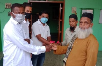 मुस्लिम बांधवांनी  घरच्या घरी केली  रमजान ईद साजरी   रमजान ईद निमित्य कन्हान शहर विकास मंच व्दारे मुस्लिम बांधवांना वृक्ष व गुलाबाचे फुल भेट
